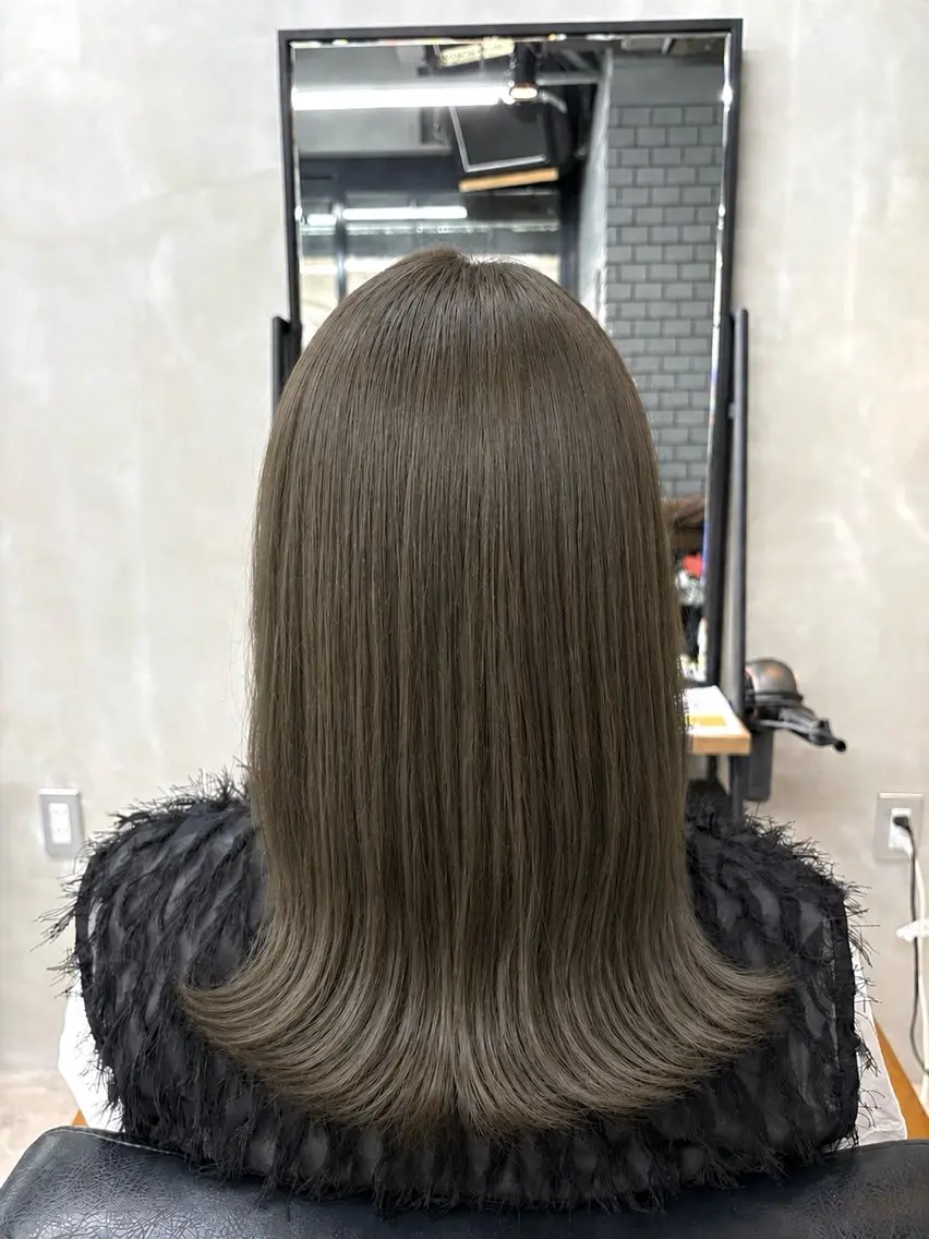 セミロング カラー グレージュ オリーブグレージュ オリーブグレー 長代 結日香のヘアスタイル