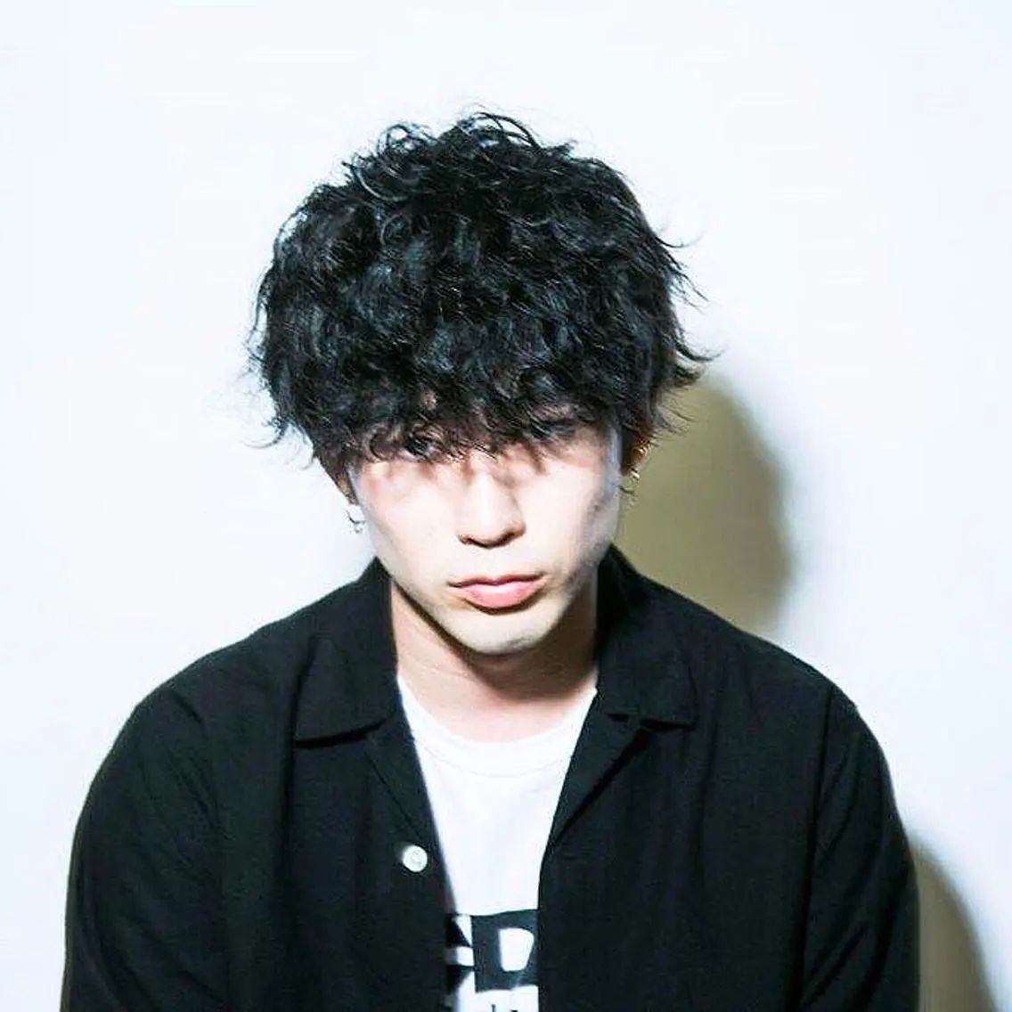 ミディアム カラー パーマ ヘアアレンジ メンズ ミディアムパーマ マッシュ メンズパーマ 小顔カット 松田 亮葉のヘアスタイル