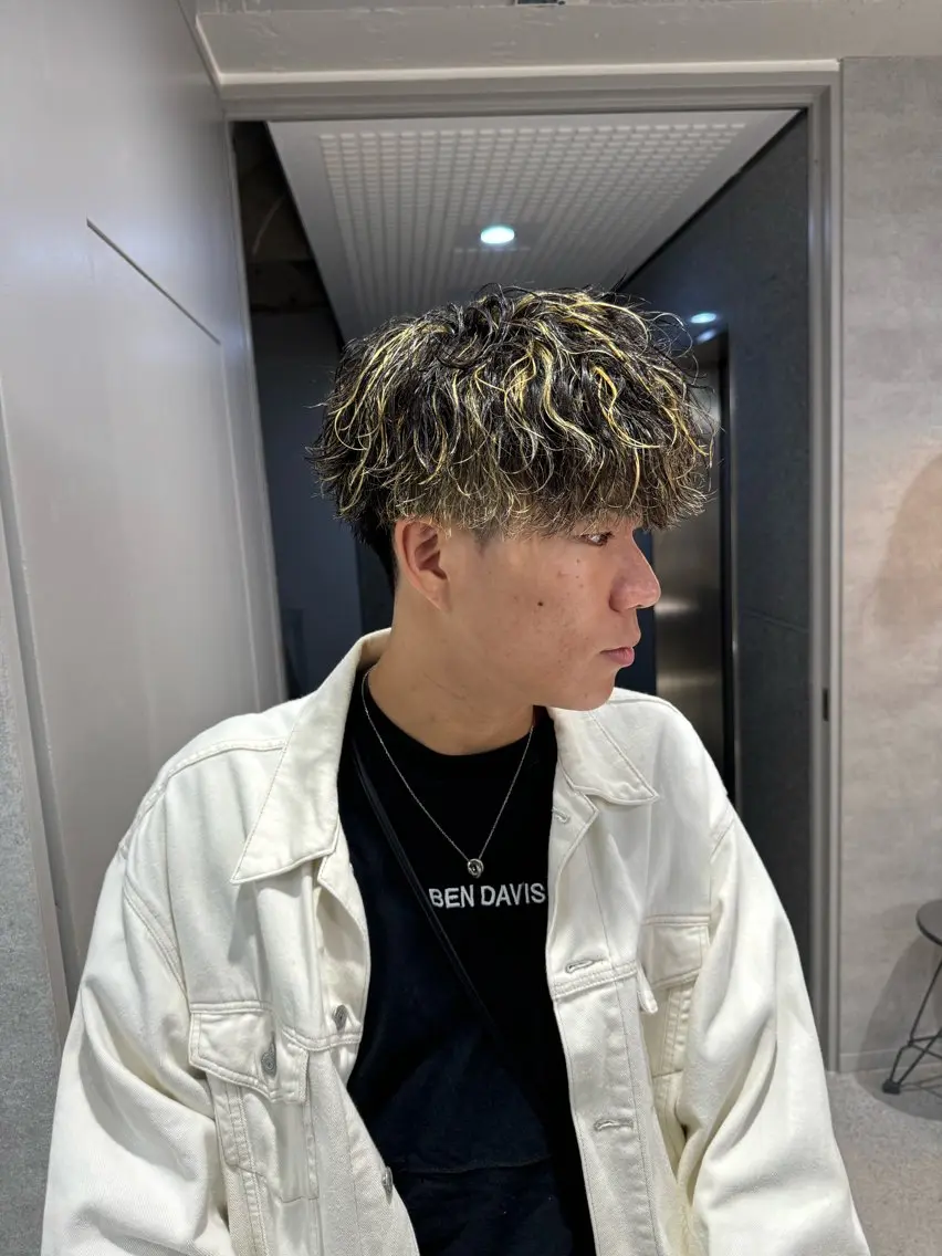 ショート カラー パーマ ヘアアレンジ メンズ メンズブリーチ センターパート フェザーパーマ メンズハイライト メンズハイトーン カット ヘアカラー パーマ トリートメント ヘッドスパ ヘアセット スパイキー/フェザー /波巻き/かいとのヘアスタイル