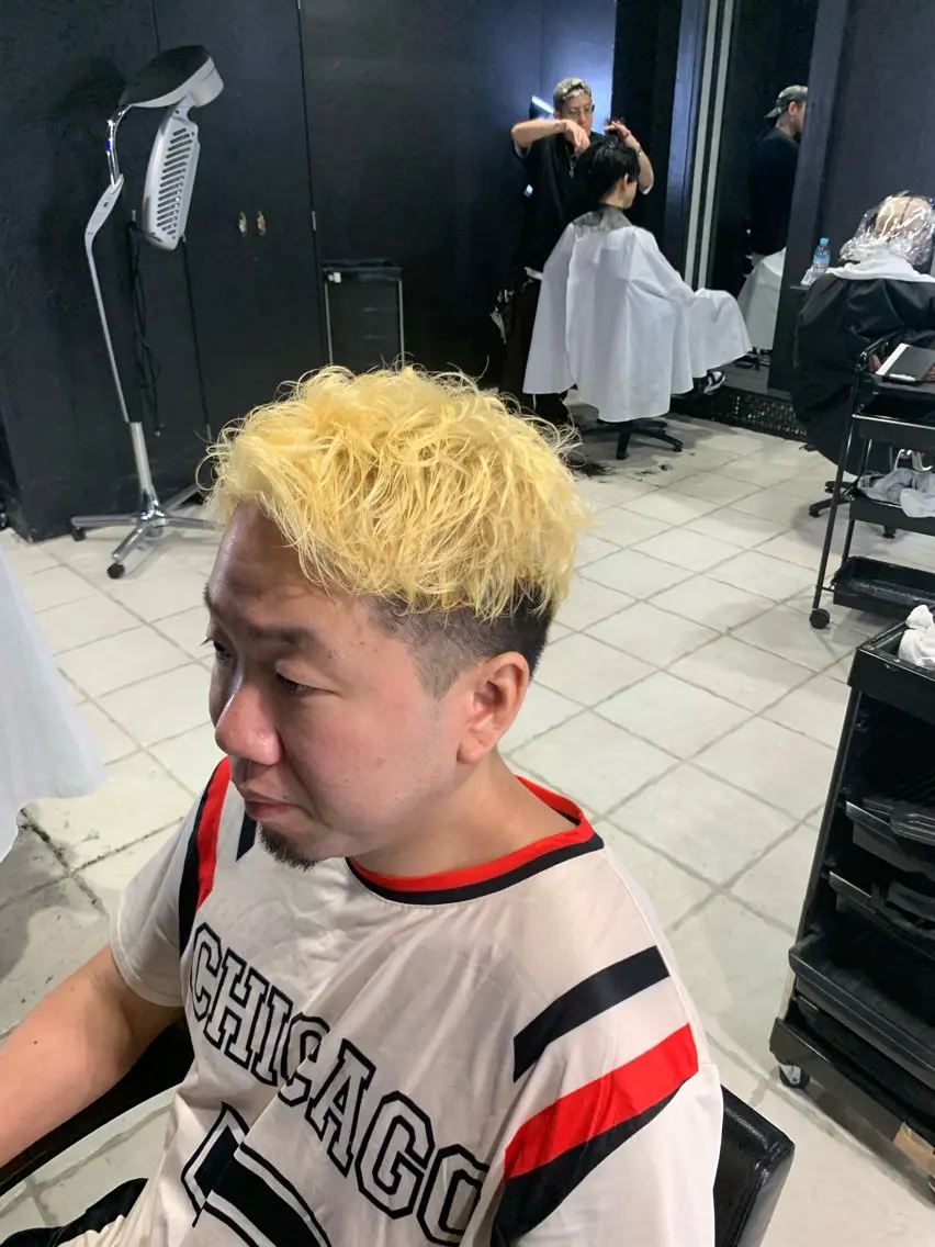 カラー ヘアアレンジ メンズ 抜きっぱなしブロンド メンズ専門 美容師✨ アメ村 堀江颯瑛のヘアスタイル