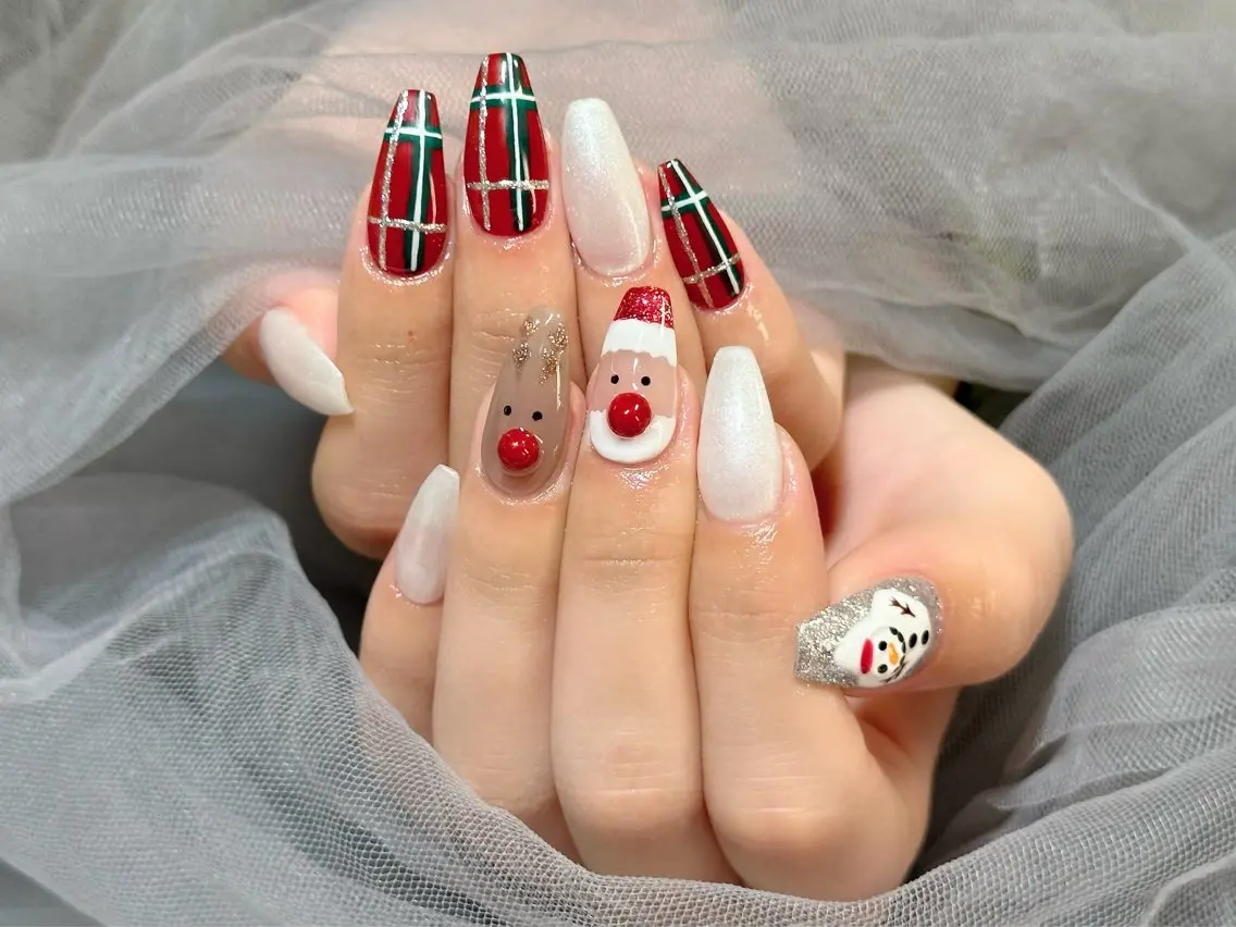 ネイル 冬ネイル クリスマス ハンドネイル Nail Salon KURELLYのネイルデザイン