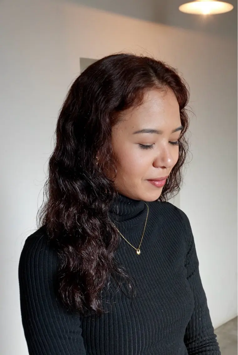 ロング カラー パーマ ブリーチ ボルドーカラー オレンジ くせ毛 カット ヘアカラー パーマ room3小出 奈央子のヘアスタイル