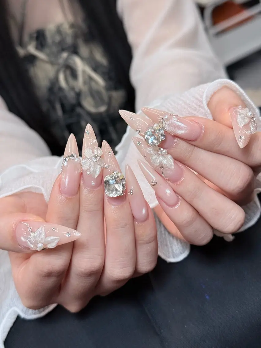 ネイル フラワーネイル ジェルネイル キラキラネイル 韓国ネイル ピンク Iconic Nailのネイルデザイン