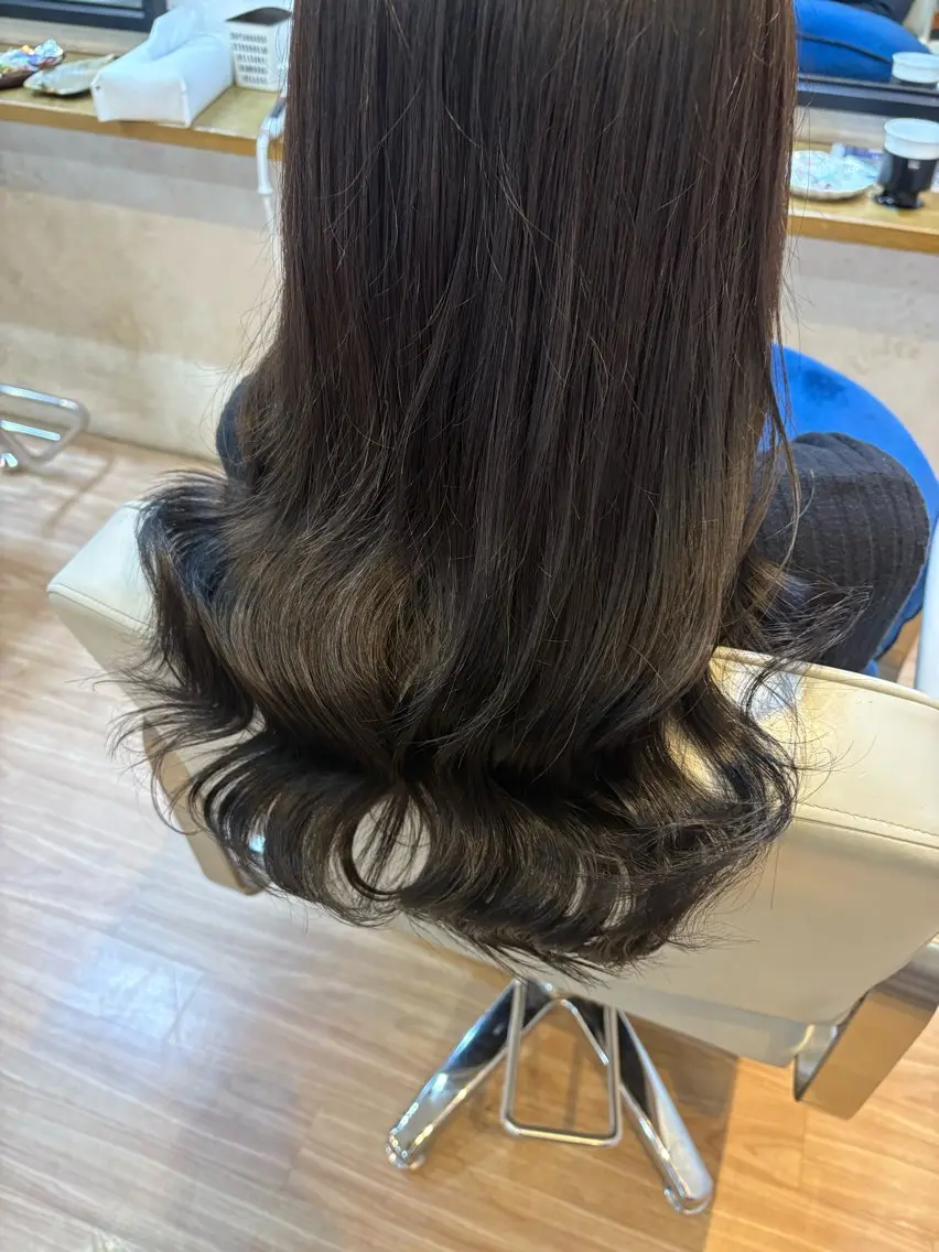 セミロング カット ヘアカラー トリートメント 韓国ヘアー🇰🇷 MIWAのヘアスタイル