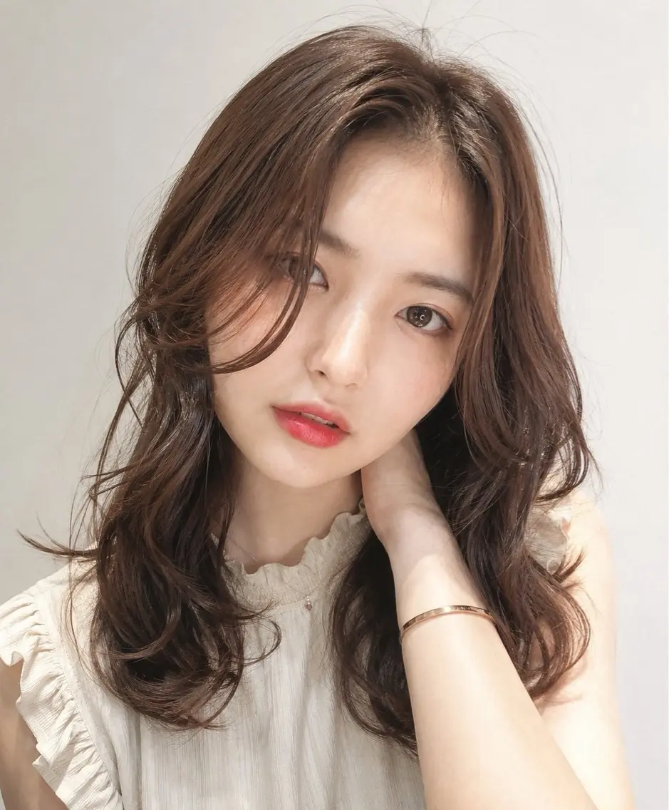 セミロング カラー ヘアカラー 韓国×艶ハイトーンが かわいい✨️リオ🍒のヘアスタイル