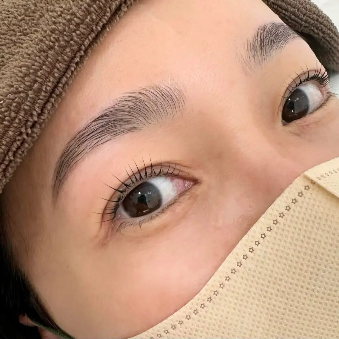 ラッシュリフト(上)+【パーマ】眉スタイリングの写真
