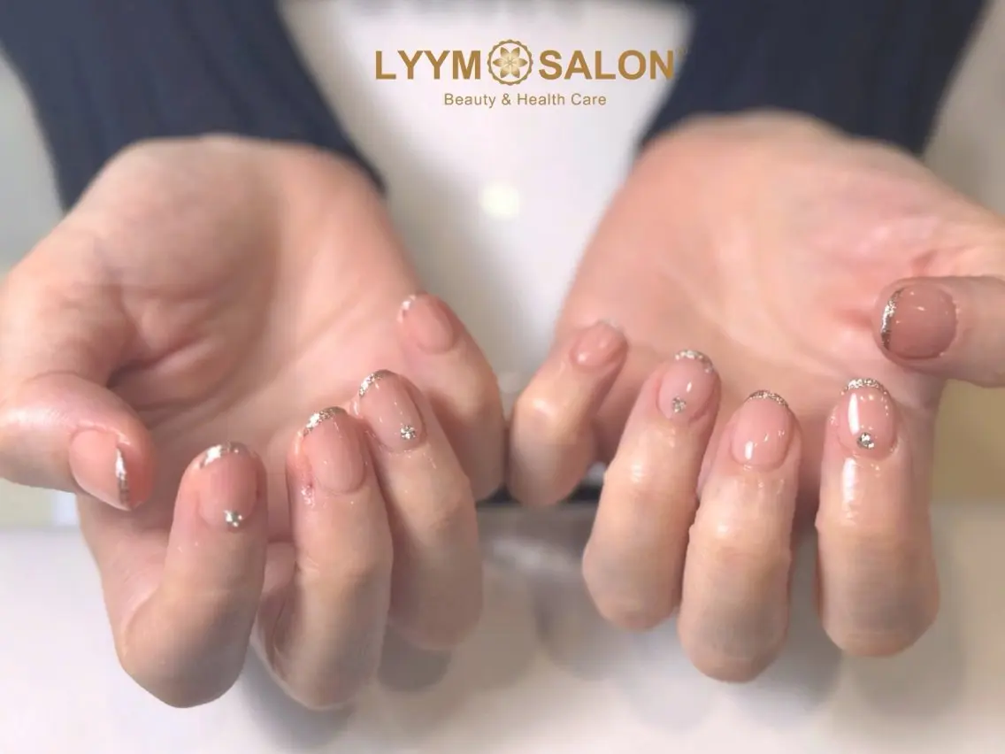 ネイル フレンチネイル ラメ(グリッター) オフィスネイル シンプルネイル ハンドネイル ハンドケア LYYM Salonのネイルデザイン