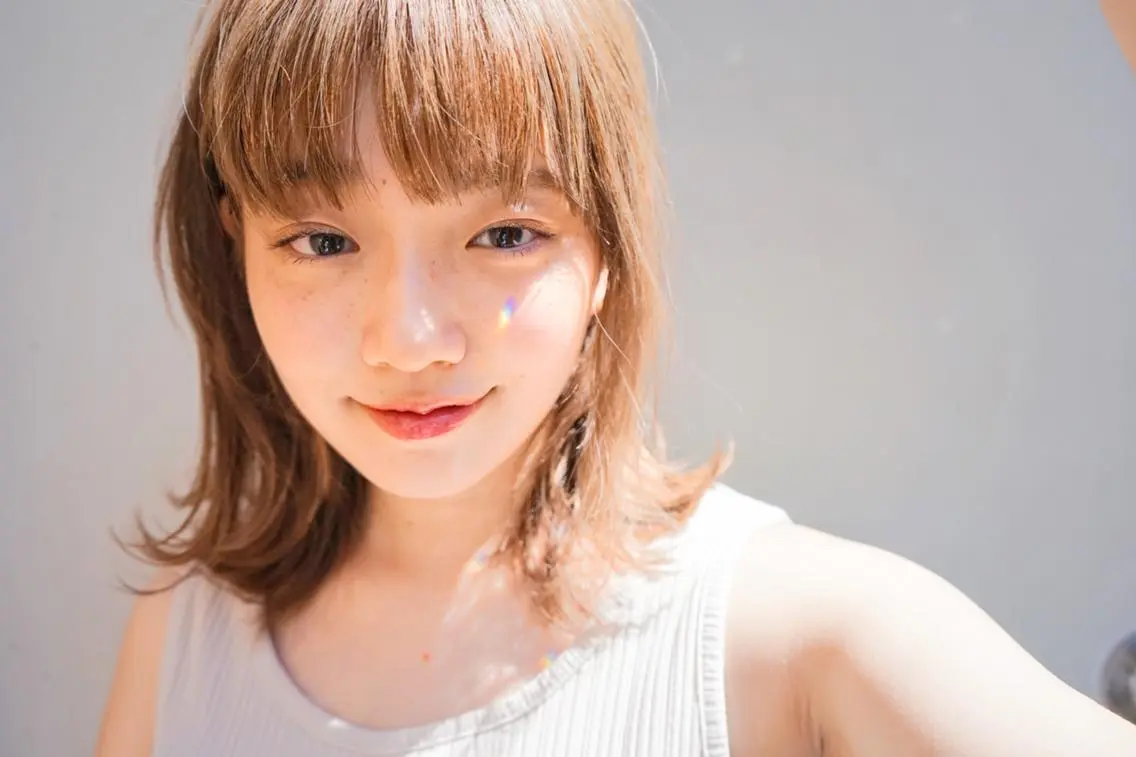 ミディアム カラー ヘアアレンジ アディクシーカラー ハイトーンカラー クオルシアカラー ボブ オン眉 newi 川崎店のヘアスタイル