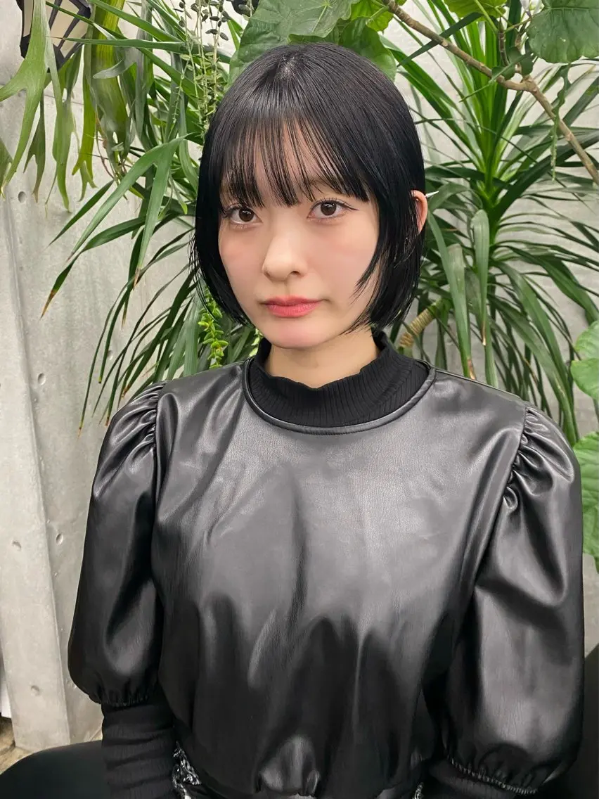 ショート カラー 黒髪 ブルーカラー ブルーブラック カット ヘアカラー トリートメント 似合わせカット レイヤー/ボブのヘアスタイル