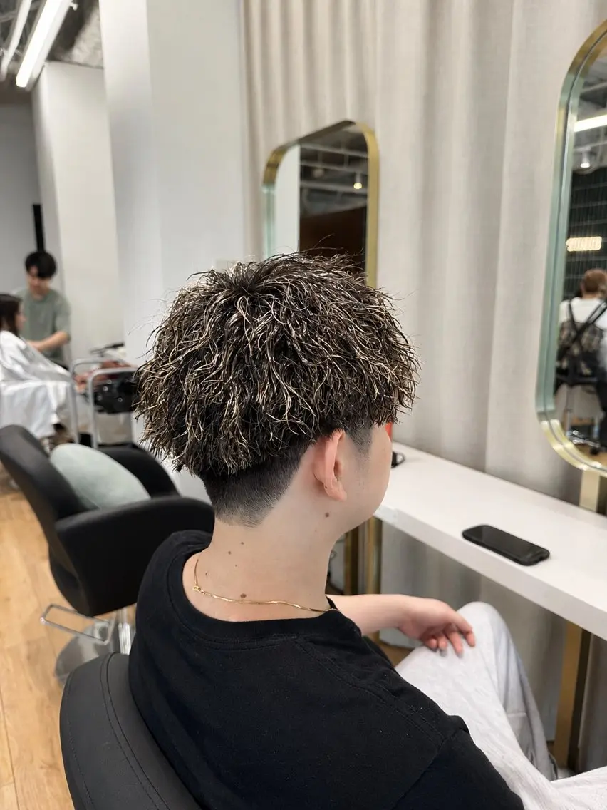 ミディアム メンズ メンズハイライト ハイライト カット ヘアカラー パーマ メンズ特化 TAKUYAのヘアスタイル