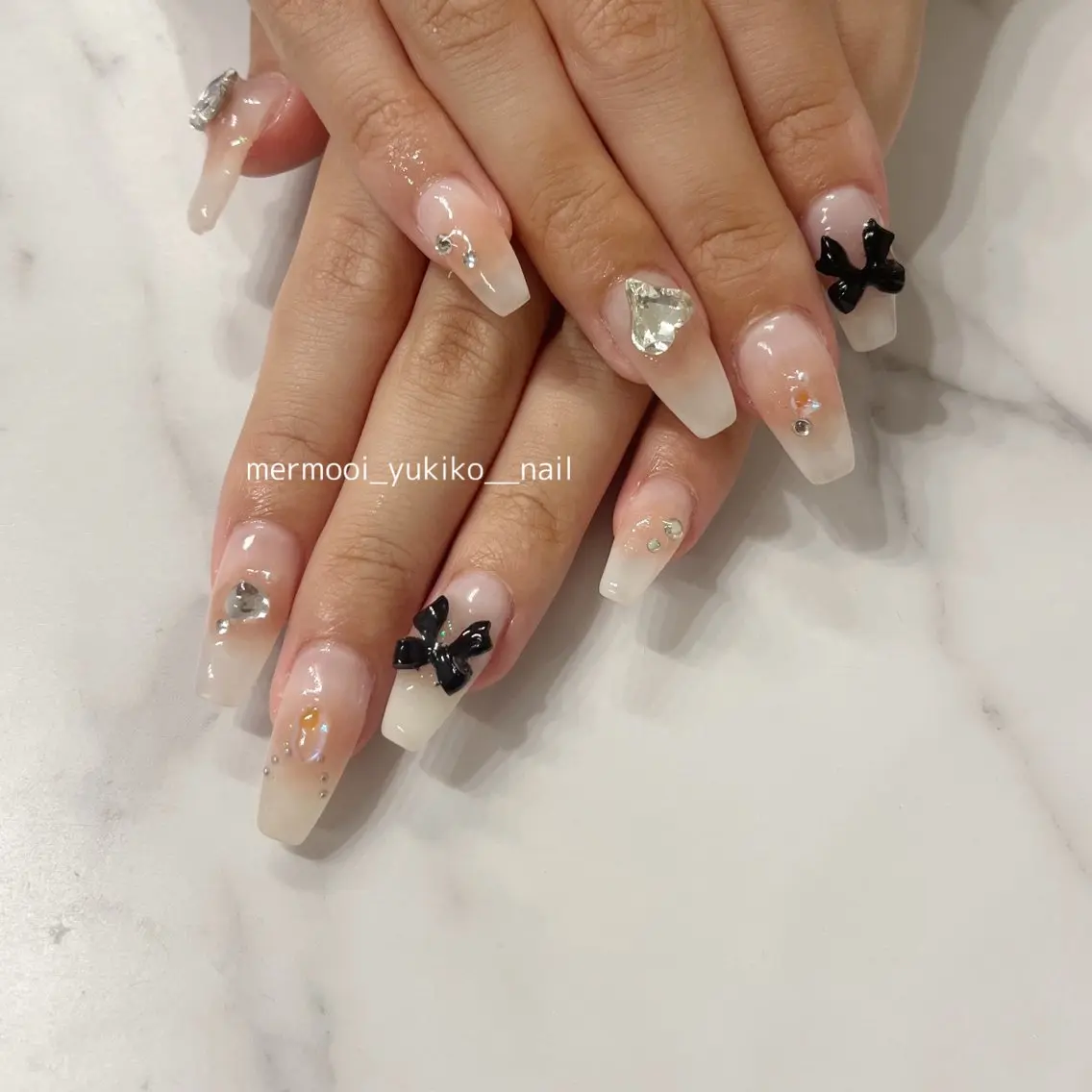 ネイル ブルー チークネイル リボン ワンホンネイル mermooi nailのネイルデザイン