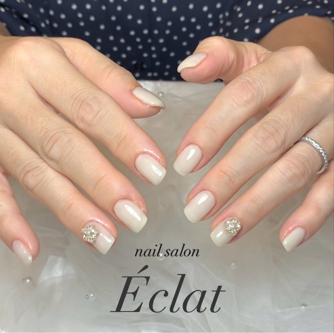 ネイル フラワーネイル キラキラネイル ワンカラーネイル ホワイト ハンドネイル nail salon Éclatのネイルデザイン