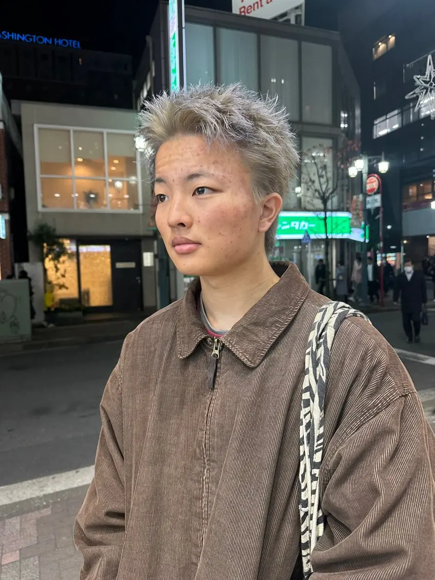ショート カラー メンズ メンズブリーチ メンズハイトーン メンズインナーカラー ブリーチ ケアブリーチ Rei/ 縮毛矯正/ ハイライトカラー募集のヘアスタイル