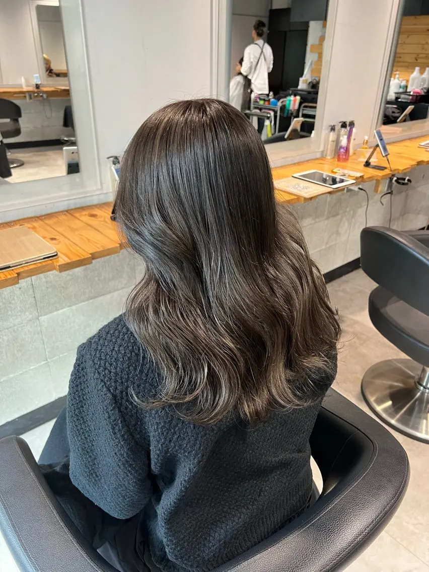 ミディアム カラー ブリーチ 透明感カラー グレージュ 髪質改善 トリートメント ヘアカラー トリートメント NANAMI🩵 大人可愛い韓国ヘアのヘアスタイル