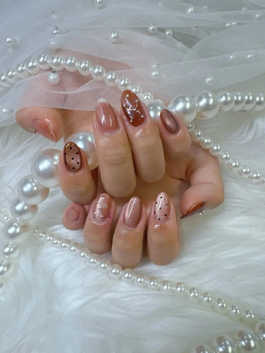ネイル ボルドー チークネイル ドット 長さ出し フレンチネイル Queeens nailのネイルデザイン