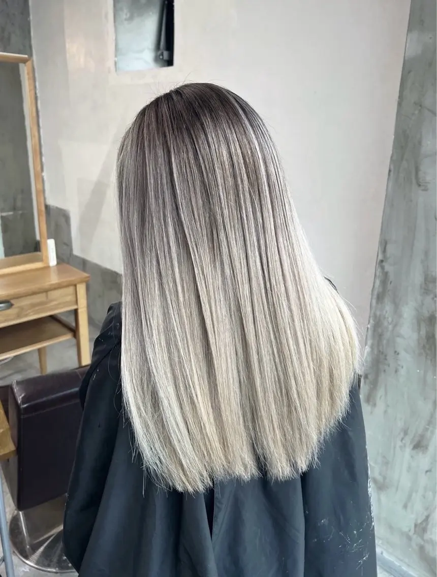 セミロング カラー バレイヤージュ シルバー ホワイトシルバー レイヤーカット 指名数No.1 /NAOYAのヘアスタイル