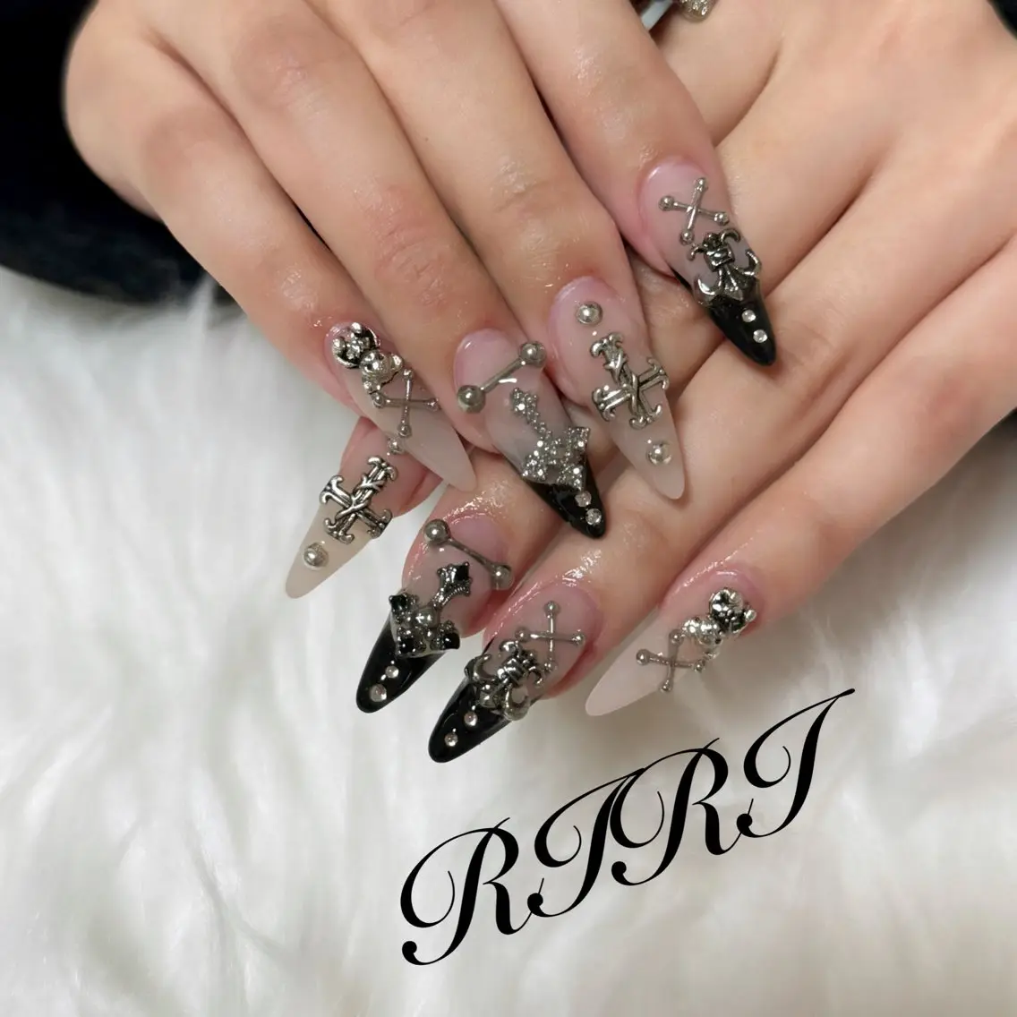 ネイル フレンチネイル ジェルネイル ロングネイル スカルプネイル シルバー riri オーナーのネイルデザイン