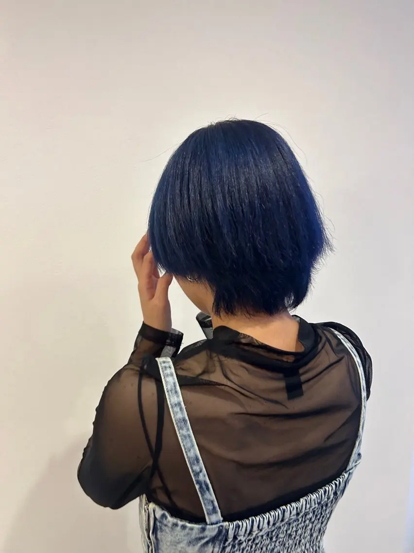 ショート カラー ブルーカラー 岡本 妃麗のヘアスタイル