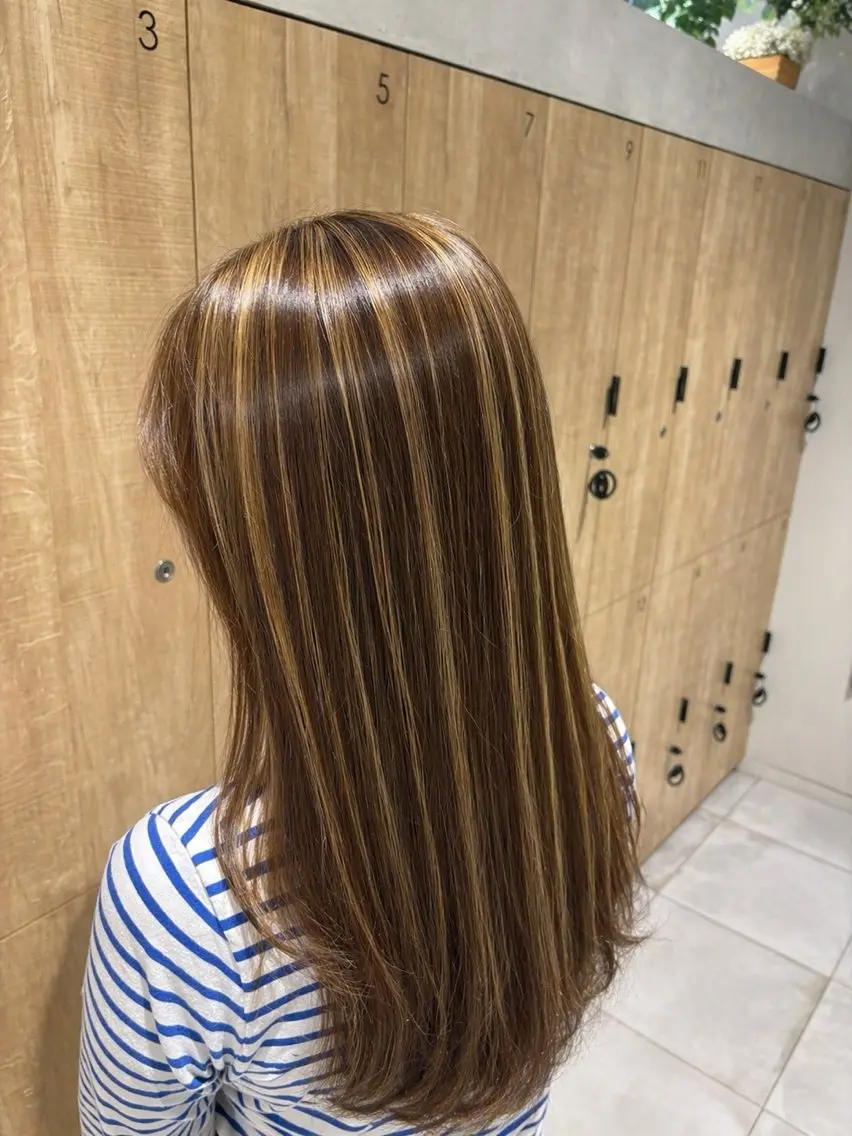 ロング ハイライト ヘアカラー さとう あおいのヘアスタイル