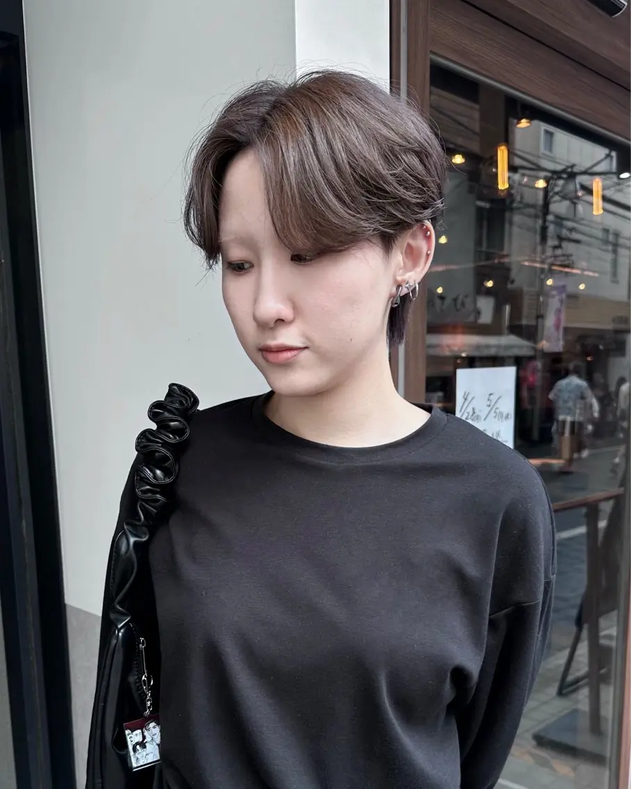ショート カラー メンズ 切りっぱなしボブ メンズブリーチ センターパート メンズハイライト メンズハイトーン カット ヘアカラー HARUKI🏔️/ メンズ/透けブラウンのヘアスタイル