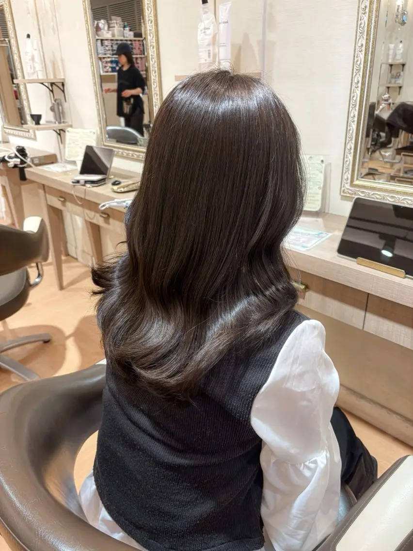 ロング カラー 白浜 サキのヘアスタイル