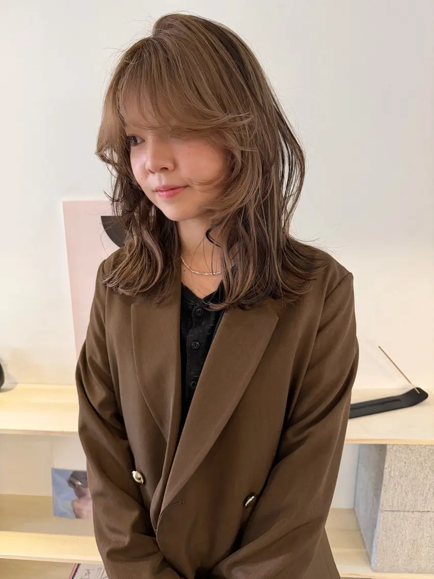 ミディアム カラー ベージュカラー ブリーチ ブロンド ケアブリーチ デザインカラー カット ヘアカラー トリートメント MIU/ルーツカラー 顔まわりレイヤーのヘアスタイル