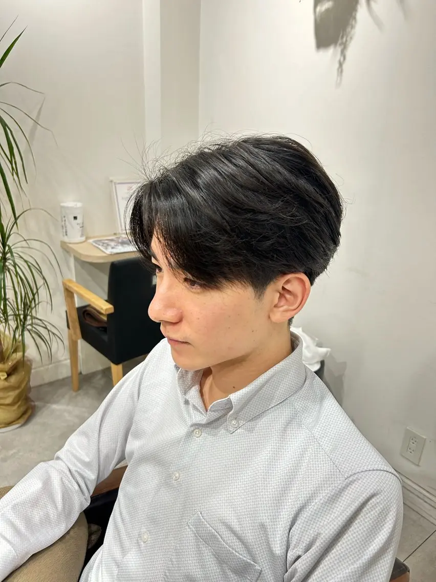 メンズ ビジネス センターパート 内田 航太のヘアスタイル