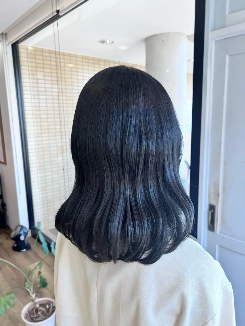 ロング カラー 黒髪 ブリーチ ネイビーカラー ヘアカラー トリートメント ツキダテ ユイのヘアスタイル
