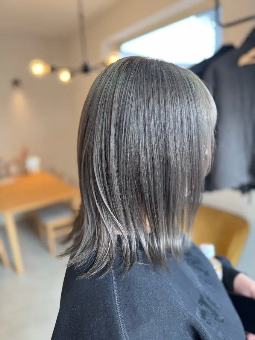 セミロング ヘアカラー サイトウ ヒトミ 【メイヘア】のヘアスタイル