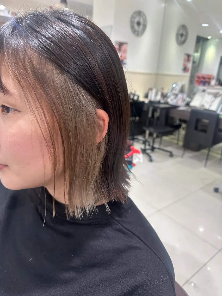 ミディアム カット ヘアカラー 日曜日空きあり‼️ 艶々カラー🩷のヘアスタイル