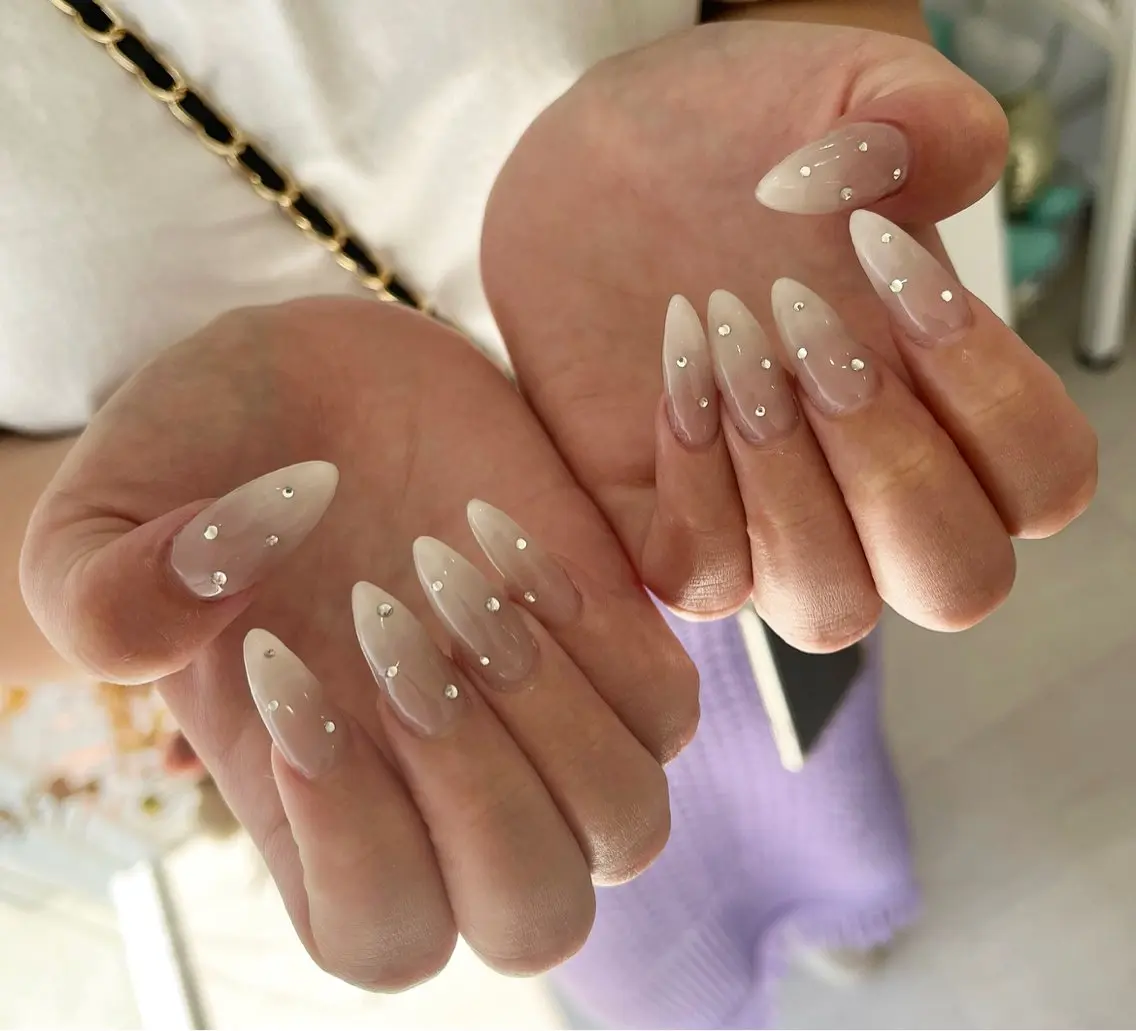 ネイル グラデーション ストーンネイル #Amin nail salonのネイルデザイン