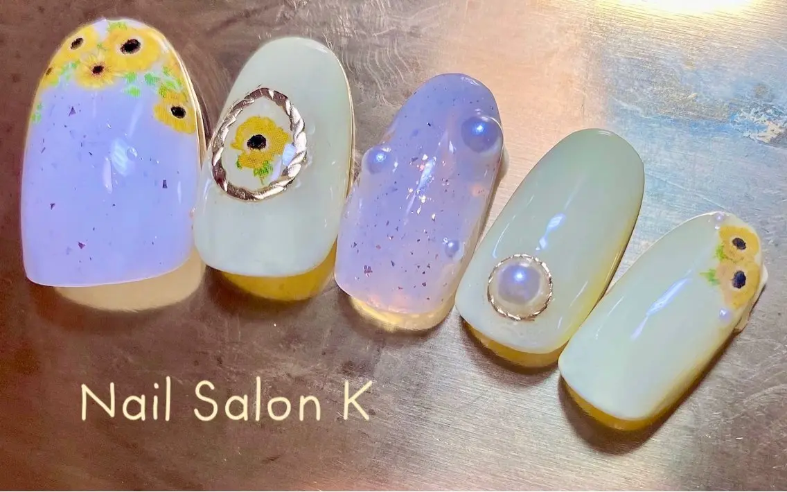 ネイル フラワーネイル ラメ(グリッター) 黄色 ハンドネイル Nail Salon K 🧸美爪育成のネイルデザイン