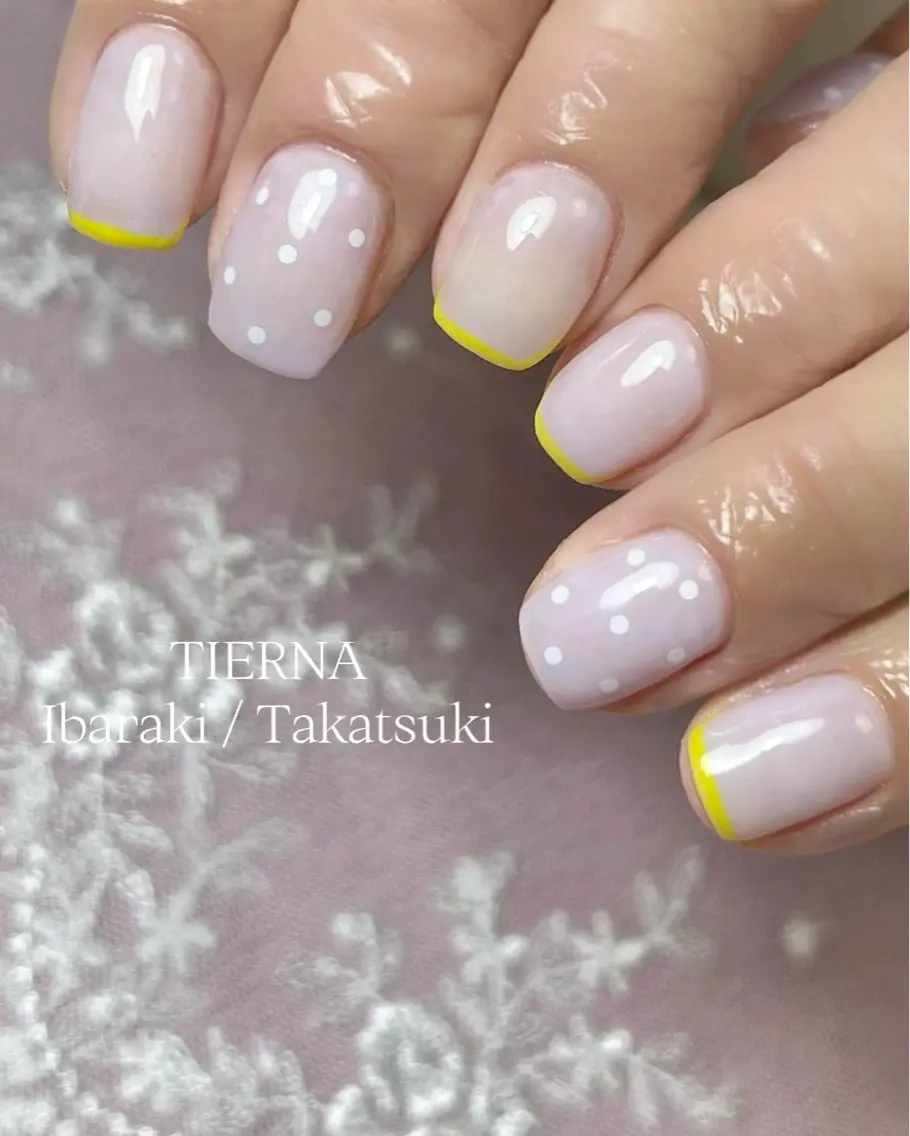 ネイル ドット フレンチネイル ニュアンスネイル 黄色 【ティエルナ】 えつこのネイルデザイン