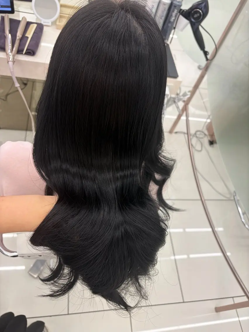 ロング カラー 黒髪 ブルーカラー ブルーブラック 透明感カラー ヘアカラー 加藤 綾菜のヘアスタイル