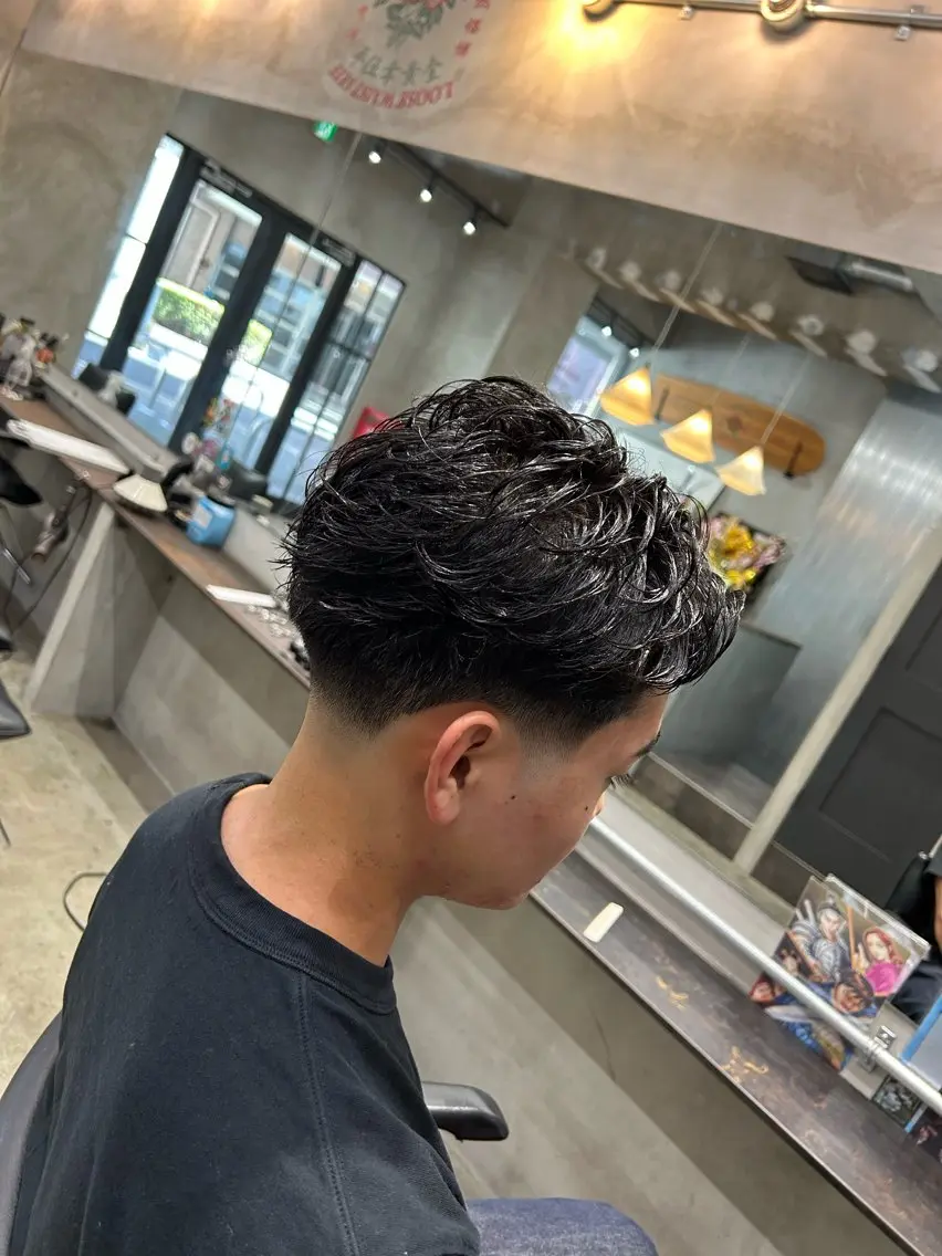 ショート メンズ センターパート フェードカット ショートヘア 明大前/フェード /海外パーマ/岳のヘアスタイル