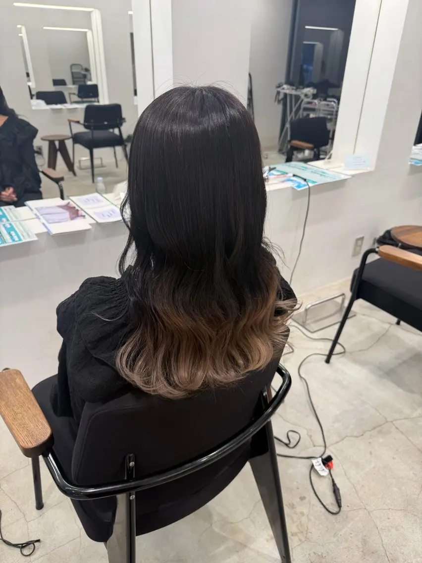 ロング カラー グラデーションカラー 萩原 紗妃のヘアスタイル