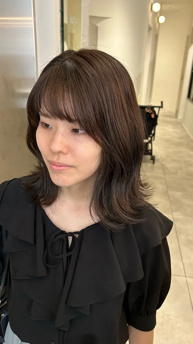 ミディアム カラー くびれヘア カット ヘアカラー オリーブベージュ/ ブリーチなし透明感のヘアスタイル
