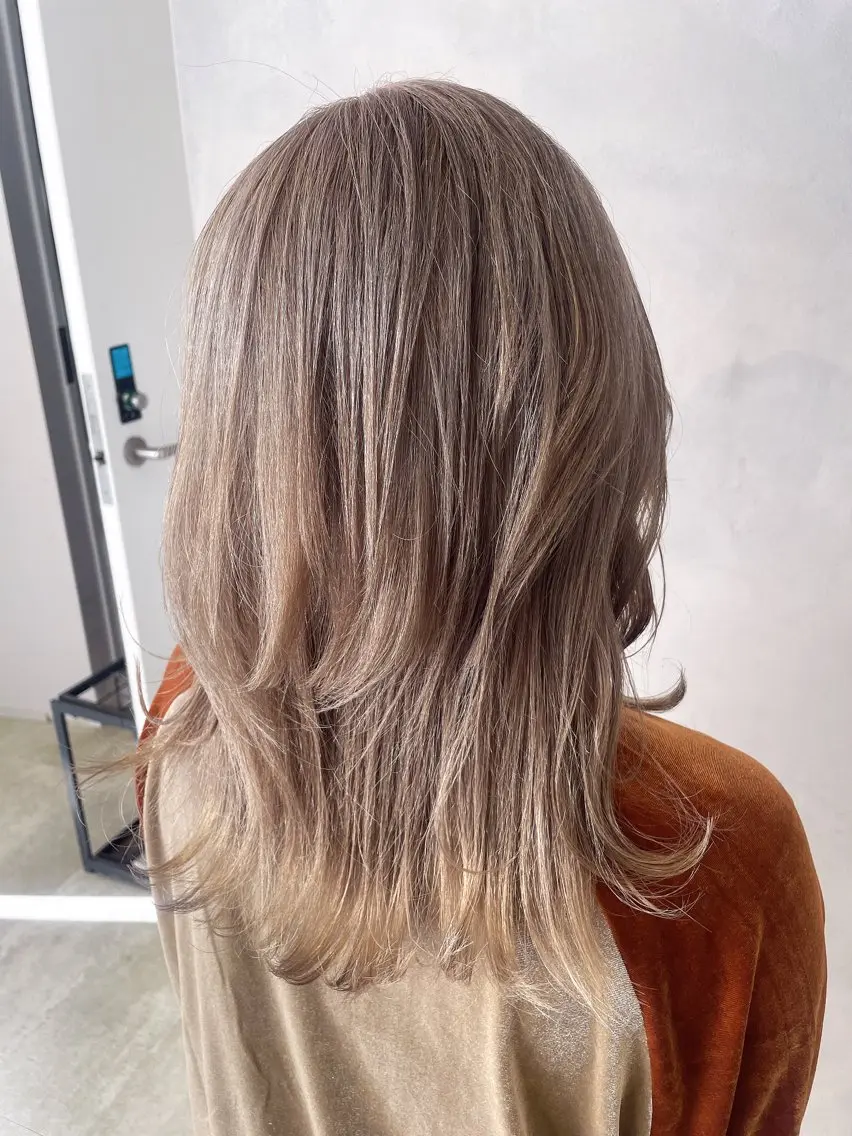 ミディアム カラー ベージュカラー ブリーチ ブロンド ケアブリーチ トリートメント ヘアカラー トリートメント 透明感カラー✨艶髪 制作🌱山根あゆみのヘアスタイル