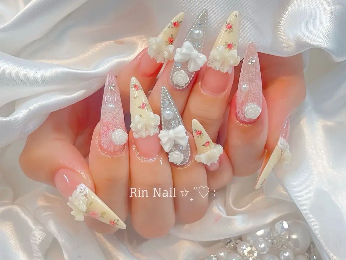 ネイル オーロラネイル チークネイル 桜ネイル クリアネイル ドット ハンドネイル Rin Nail 新大久保店のネイルデザイン