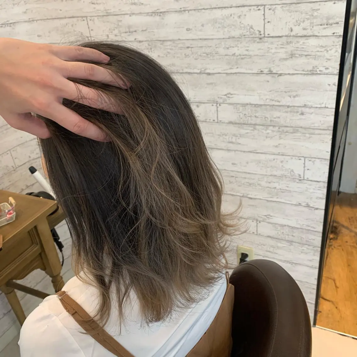 カラー グラデーションカラー グレージュ 天野 利咲のヘアスタイル