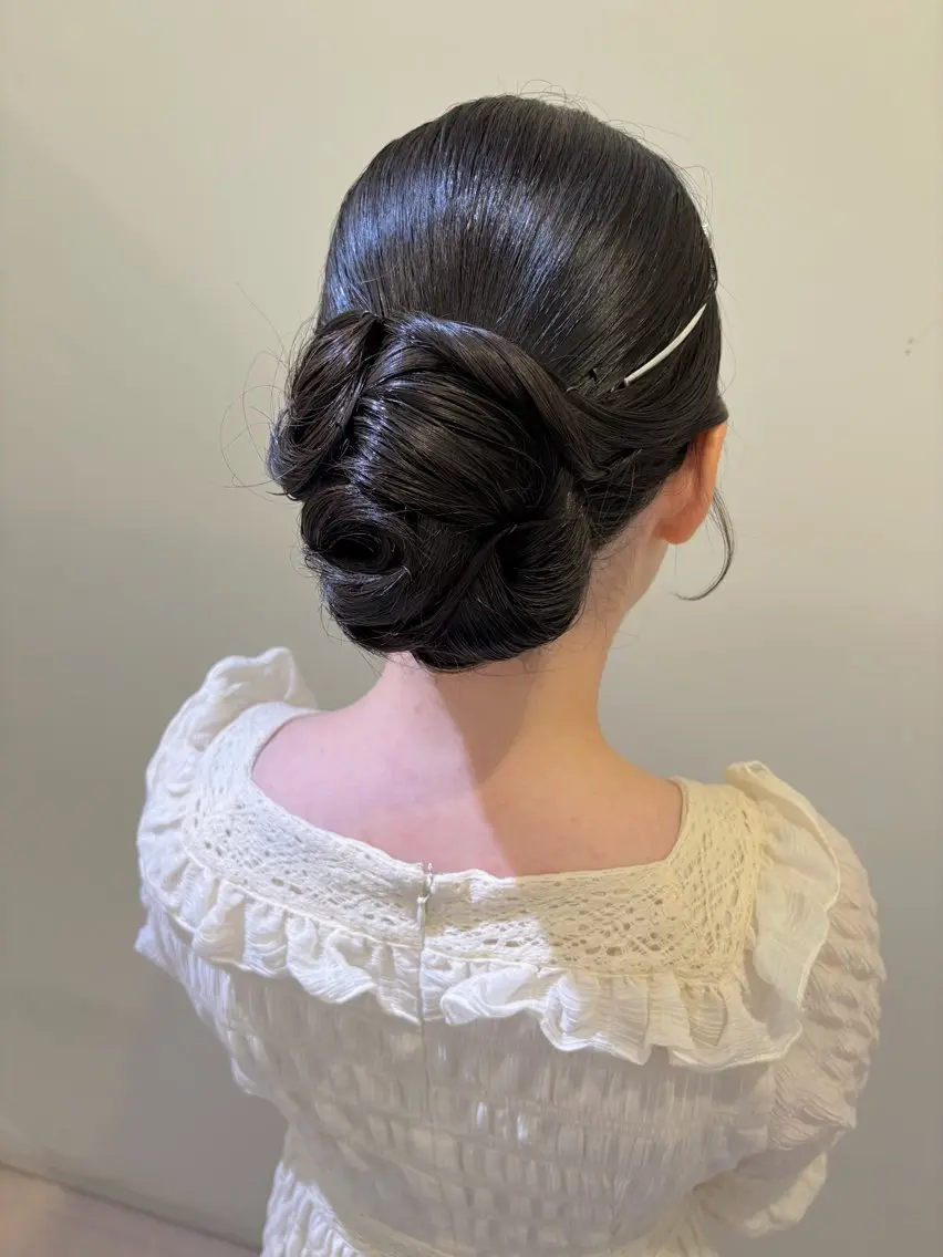 ロング ヘアアレンジ 結婚式・ブライダル ヘアセット ボウ🪞早朝ヘア /メイク/マツパのマツエク・マツパデザイン