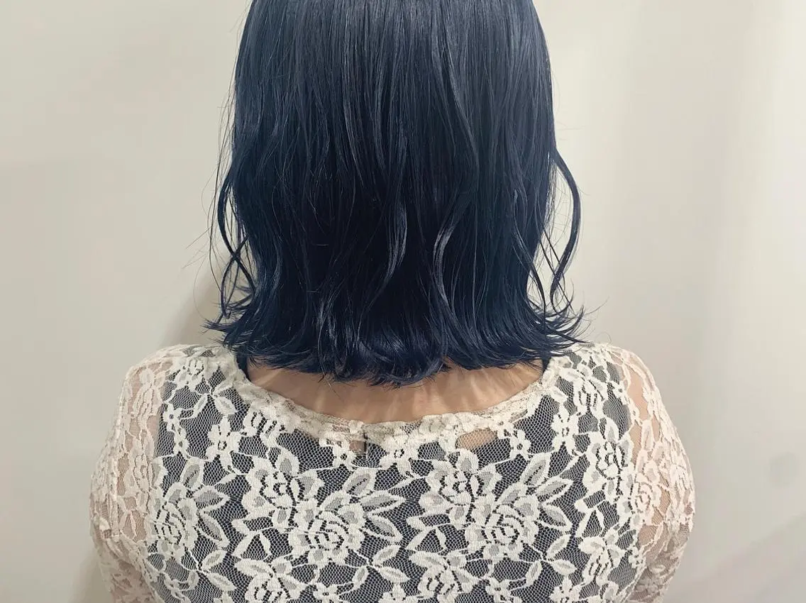 ミディアム カラー ヘアアレンジ ブリーチ ブルーカラー ネイビーカラー ヘアカラー たかいわ みきのヘアスタイル
