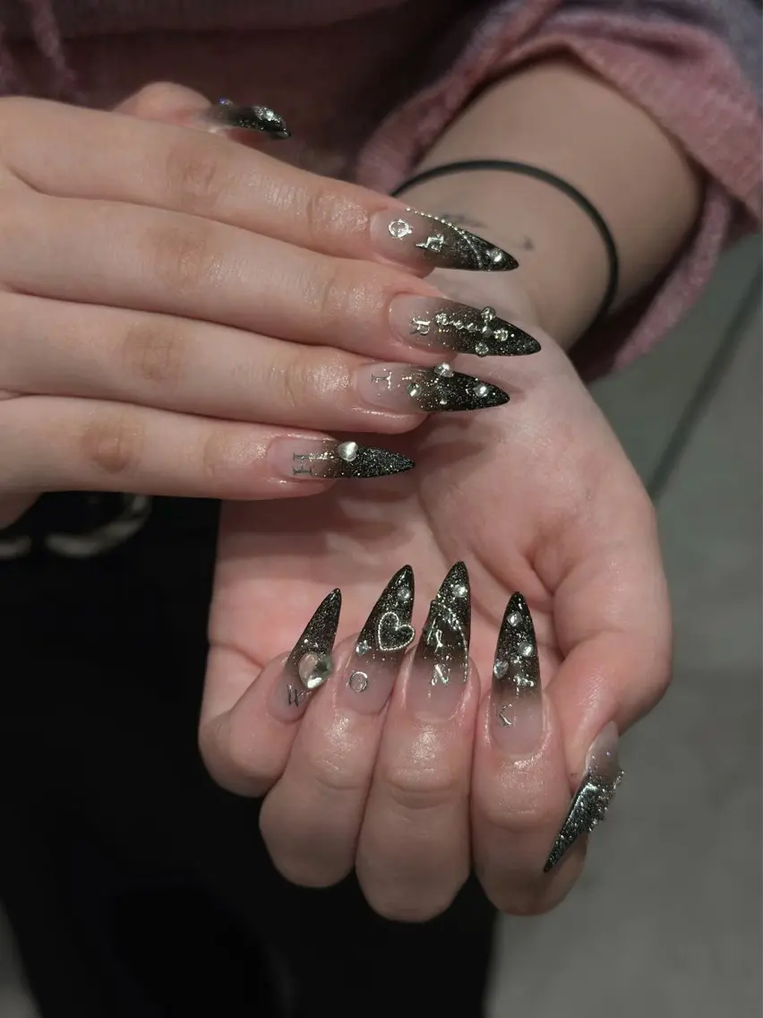 ネイル チークネイル ドット フレンチネイル グラデーション ハート Eli Muse 新宿ネイルのネイルデザイン