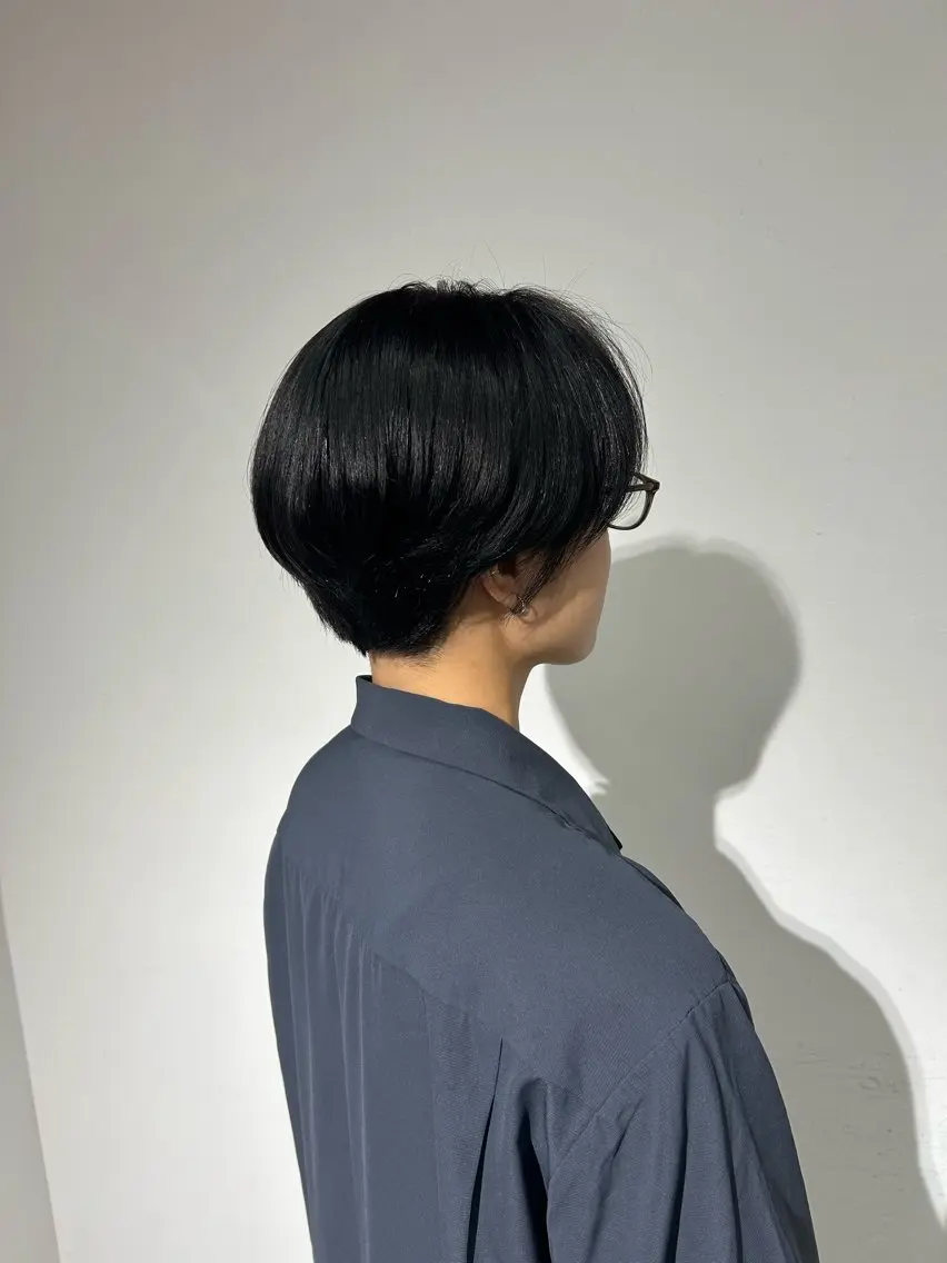 ショート カラー 黒髪 ブルーカラー ブルーブラック 弓矢 叶のヘアスタイル