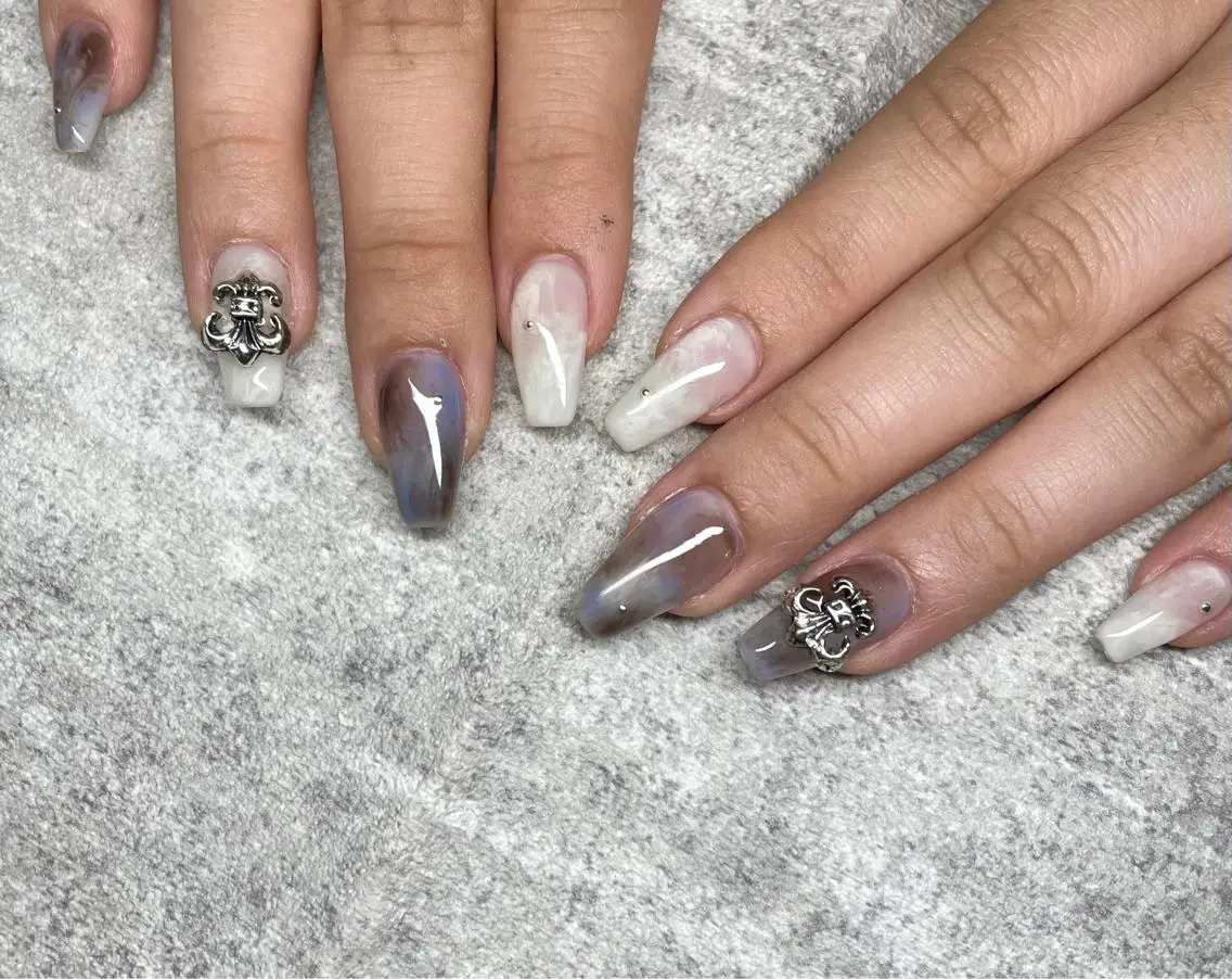 ロング パーマ ネイル 韓国風ヘア フットネイル フレンチネイル ジェルネイル 韓国ネイル ハンドネイル nail salon fee(フィー)のネイルデザイン