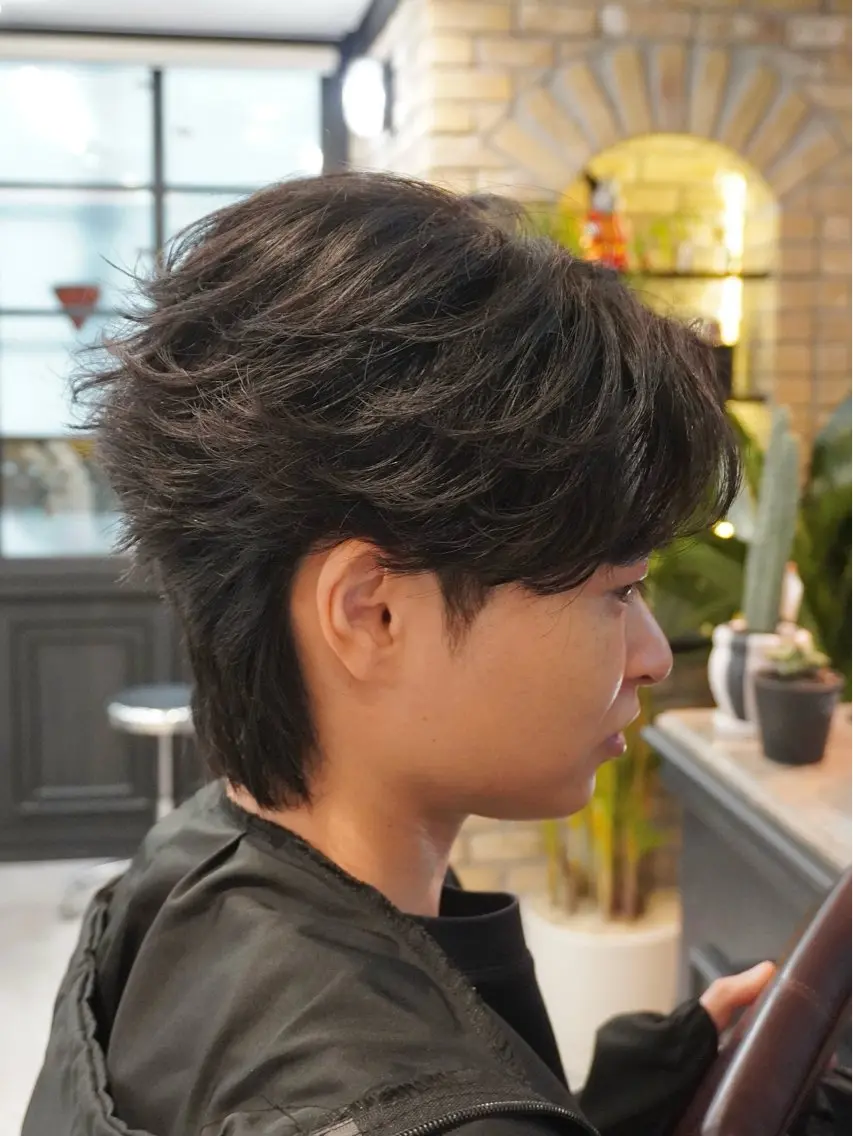 ショート パーマ ヘアアレンジ メンズ センターパート フェザーパーマ メンズパーマ 縮毛矯正 ニュアンスパーマ カット 縮毛矯正 HIKARI メンズ満足度No.1のヘアスタイル