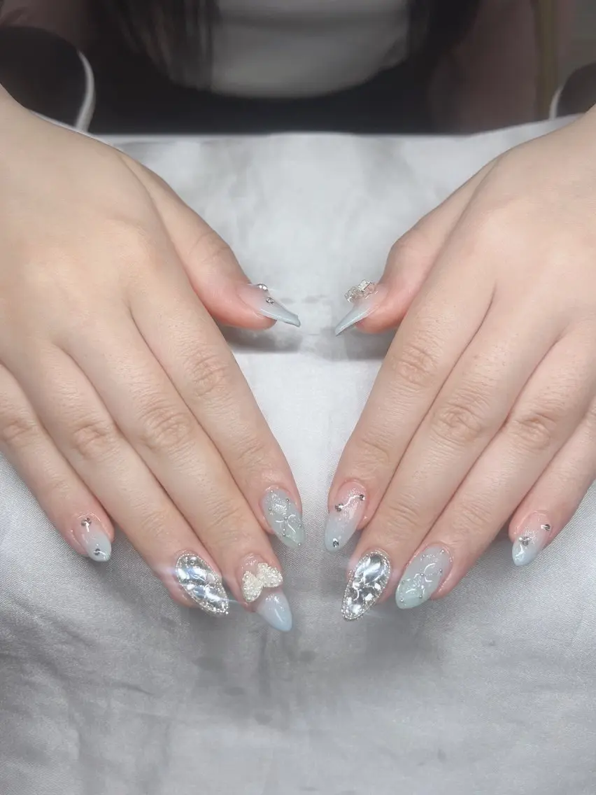 ネイル 長さ出し グラデーション キラキラネイル マグネットネイル ニュアンスネイル ハンドネイル Lee Ainのネイルデザイン