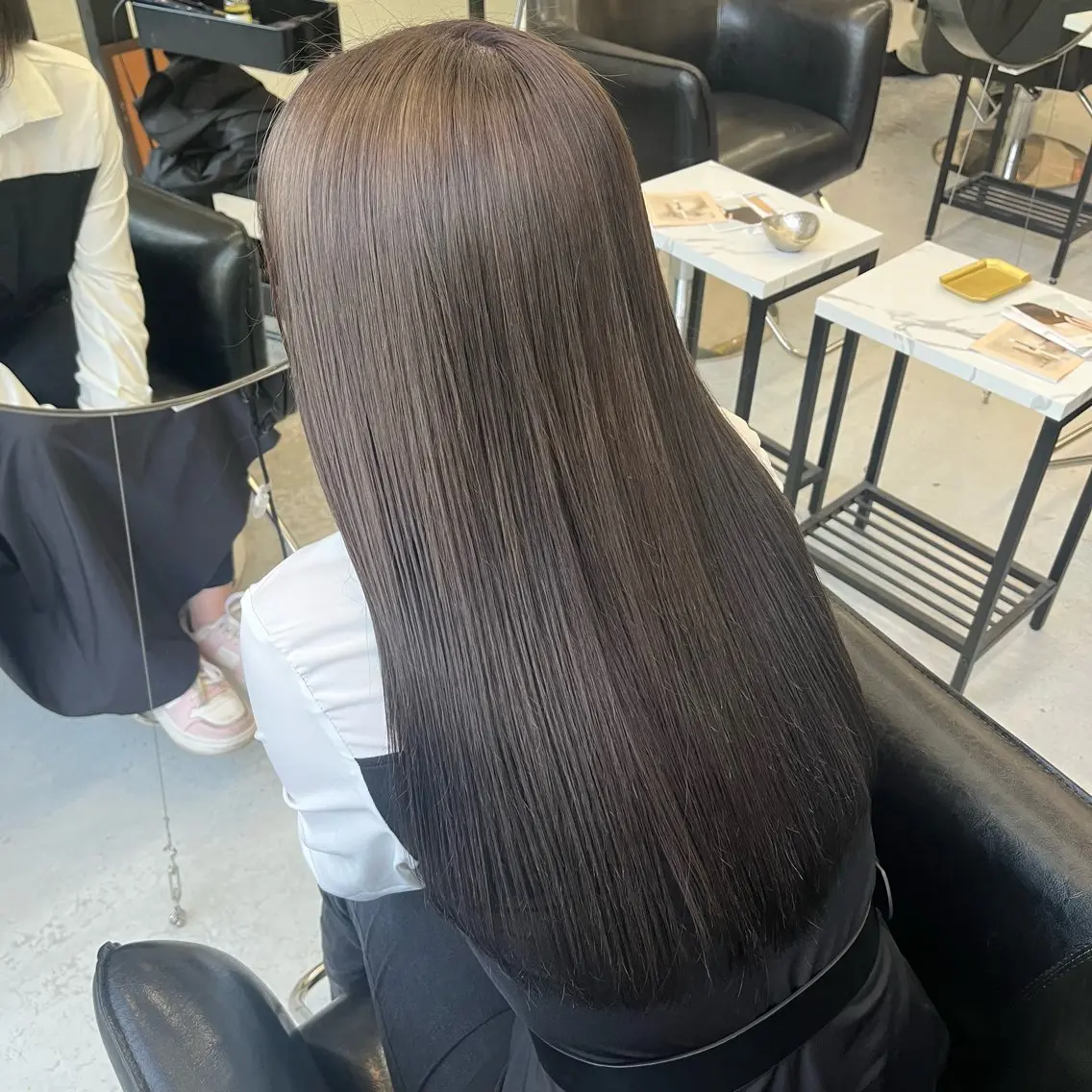 ロング カラー グレージュ MaisonHALU 梅木琉衣のヘアスタイル