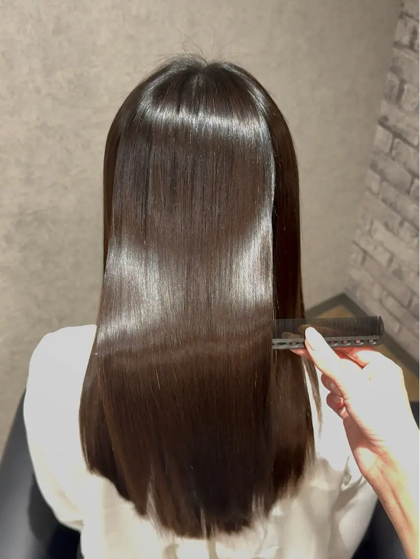 ロング 阪急箕面駅 艶カラー/縮毛矯正のヘアスタイル