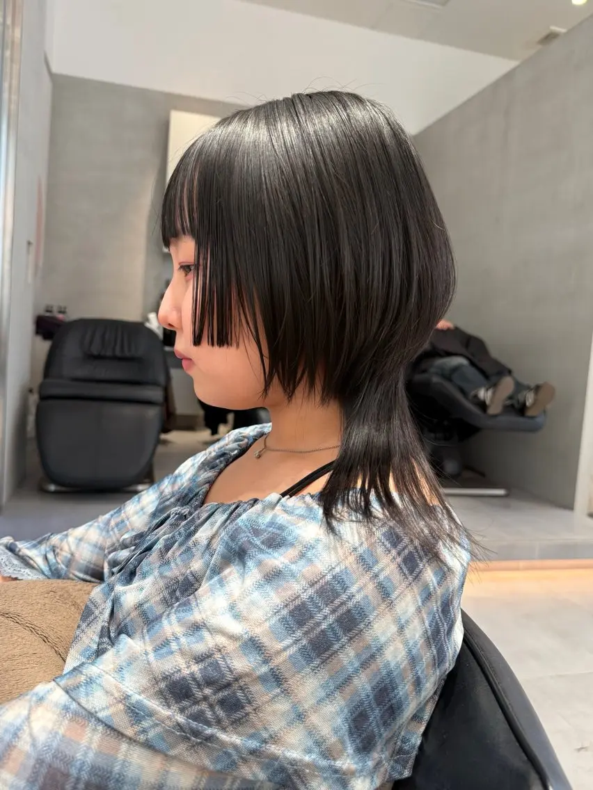 セミロング カラー 似合わせカット カット ヘアカラー トリートメント ヘッドスパ ヘアセット ミオ💎ショート 透ける暗髪のヘアスタイル